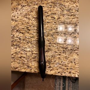 Lange curling wand with power button and swivel cord. Heats up to one temp.